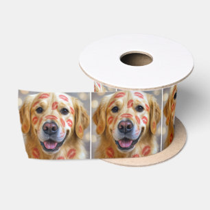 Goudkleurige Retriever met Rode Lippenstift Kusjes Satijnen Lint