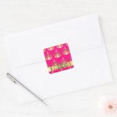 Goudkronen op roze warme roze vierkante sticker (Envelop)