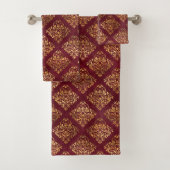 goudmaroon Damask Pattern Bad Handdoek (Insitu)