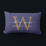 goudmonogram huwelijksdatum marineblauw kussen<br><div class="desc">Elegant bruiloft keepslag bevat uw namen in witte, handgeschreven script kalligrafie en uw stijlvolle gouden monogram op een blauw marineklein. Voeg gewoon uw namen, monogram en trouwdatum toe. Geweldig geschenk voor een nieuw echtpaar. Exclusief voor u ontworpen door Happy Dolphin Studio. Als u hulp of passende producten nodig hebt, kunt...</div>