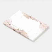 Goudmonogram van getextureerd roos post-it® notes (Schuin)