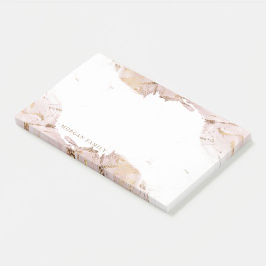 Goudmonogram van getextureerd roos post-it® notes (Schuin)