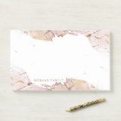 Goudmonogram van getextureerd roos post-it® notes (Op bureau)