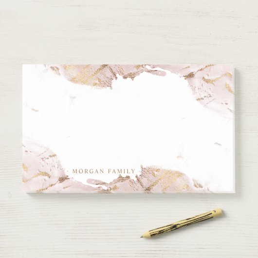 Goudmonogram van getextureerd roos post-it® notes (Op bureau)