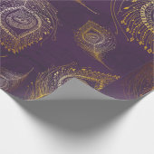 Goudpekveren tegen violette achtergrond cadeaupapier (Hoek)