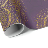 Goudpekveren tegen violette achtergrond cadeaupapier (Rol Hoek)