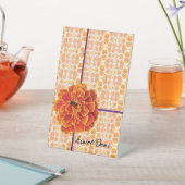 goudsbloemen en bij reclamebord met voetstuk (Insitu)