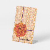 goudsbloemen en bij reclamebord met voetstuk (Voorkant)