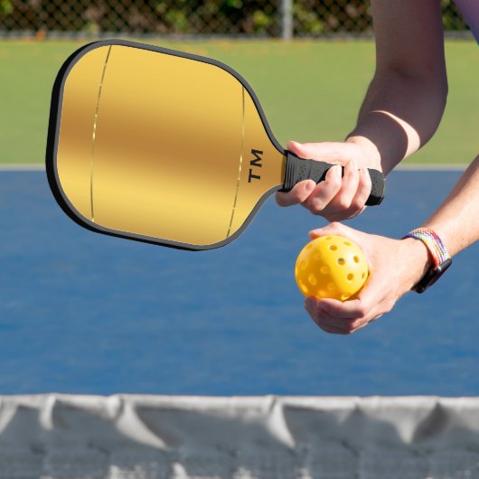 Goudtinten achtergrond, glanzend gouden streep pickleball paddle (Insitu)