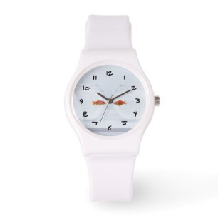 Goudvis in afzonderlijke fishbowls die gezicht aan horloge