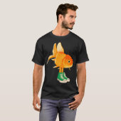 Goudvis in sneakers t-shirt (Voorkant volledig)