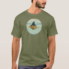 Goudvis met een haaienstaart t-shirt