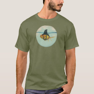 Goudvis met een haaienstaart t-shirt