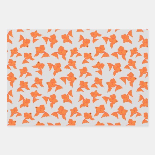 Goudvis op grijs papierpakket met onmiddellijke ve inpakpapier vel (Voorkant)