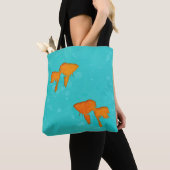 Goudvis oranje silhouettes in turkooiswater tote bag (Dichtbij)