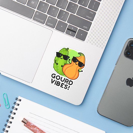 Gourd Vibes Funny Veggie Pun Sticker (Laptop met iPhone)