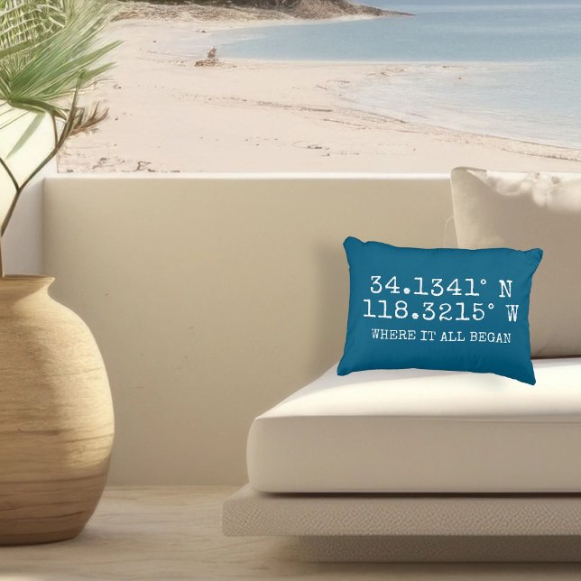 GPS-coördinaten en gepersonaliseerde foto Accent Kussen (Name with GPS Coordinates and Photo Personalized Accent Pillow by Ricaso. Available in other colors)