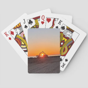 Graafmachine en vrachtwagen kader ondergaande zon  pokerkaarten