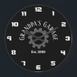 Graaftandwielen van opa jaar Datum waarop de douan Grote Klok<br><div class="desc">Opa's Garage heeft de datum van de muur op maat gemaakt. Opa's Garage tekst en est. date zijn allemaal aanpasbaar. Fun klok voor de garage of werkplaats van opa.</div>