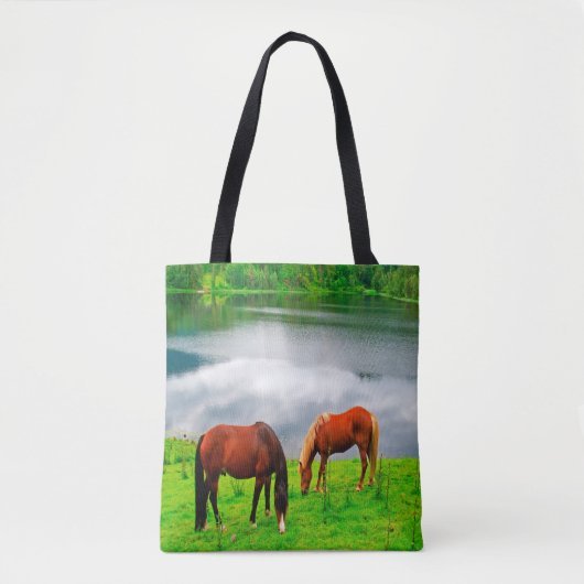 Graasweide van paarden met een bosmeer tote bag (Voorkant)