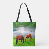 Graasweide van paarden met een bosmeer tote bag (Achterkant)
