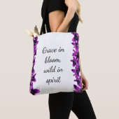 Grace in Bloom - Paarse Lily Canvas tas (Dichtbij)