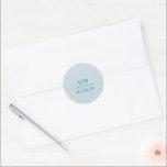 Grace Muted Blue Modern Wedding Ronde Sticker<br><div class="desc">Moderne trouwstickers met een eenvoudig en minimaal geometrisch ontwerp met uw twee initialen monogram en uw trouwdatum met daartussen een kleine horizontale lijn. Het kleurenpalet kan worden gewijzigd in het ontwerpbewerkingshulpmiddel.</div>