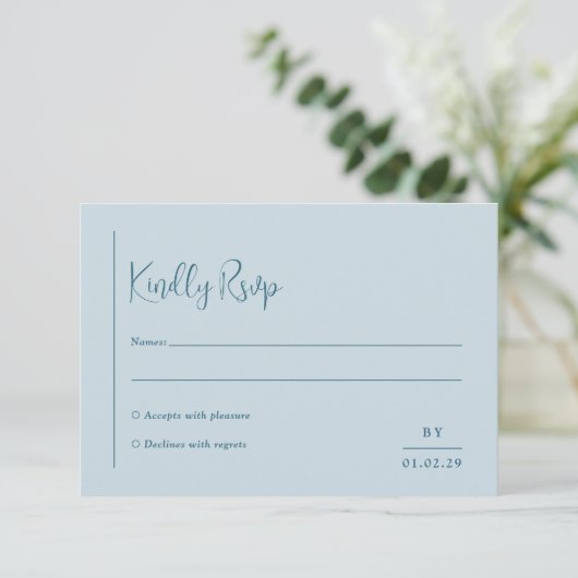 Grace Muted Blue Modern Wedding RSVP Kaartje (Staand voorkant)