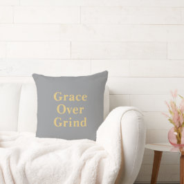 Grace Over Grind Minimalistische Citaat Grijs Kussen
