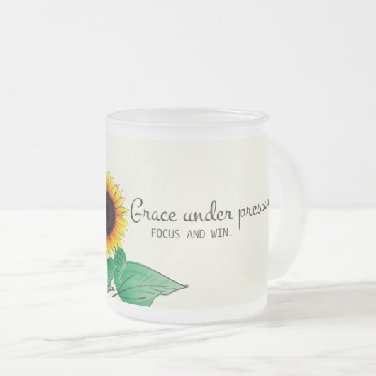 Grace Under Pressure: Inspirerende Zonnebloem Quot Matglas Koffiemok (Voorkant rechts)
