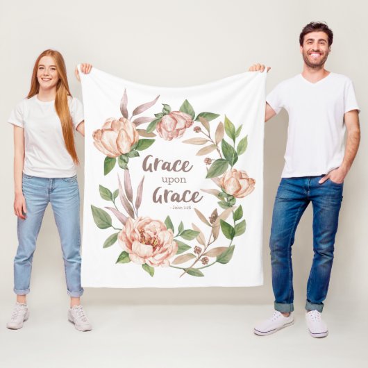 Grace Upon Grace - Johannes 1:16 - Bloemen Fleece Deken (In situ)