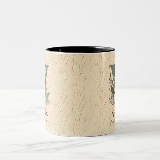 Graceful Boho Chic Floral Monogram Mok voor Violet (Center)