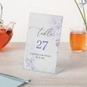 Graceful boho spring paars table number reclamebord met voetstuk (Insitu)