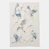 Graceful Flying Blue Herons Patroon Cream Theedoek (Verticaal)