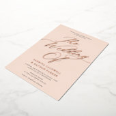Graceful Modern Script Weddenschap Blush Roos Gold Folie Uitnodiging (Gedraaid)