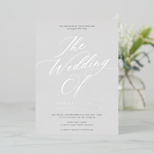 Graceful Modern Script Wedding Gray Silver Folie Uitnodiging (Staand Voorkant)