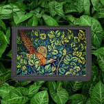 Graceful Pheasant door William Morris -  Drievoud Portemonnee<br><div class="desc">Stap in een rijk van tijdloze elegantie met onze Pheasant Trifold Wallet, met kunstwerken van William Morris en John Dearle. Omarm de allure van artistieke meesterschap en verfijning terwijl je een stukje geschiedenis in je zak draagt. Deze portemonnee is geïnspireerd op de schoonheid van de natuur en heeft ingewikkelde patronen...</div>