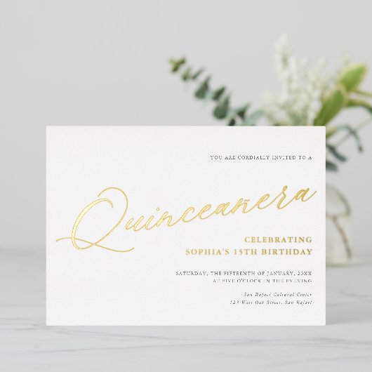 Graceful Script Quinceañera Birthday Party Gold Folie Uitnodiging (Staand Voorkant)
