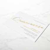 Graceful Script Quinceañera Birthday Party Gold Folie Uitnodiging (Gedraaid)