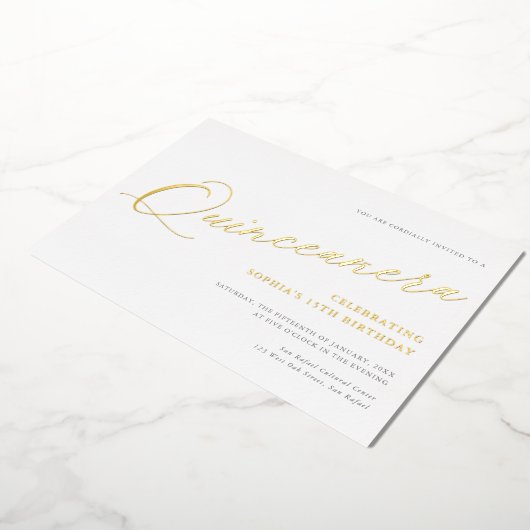 Graceful Script Quinceañera Birthday Party Gold Folie Uitnodiging (Gedraaid)