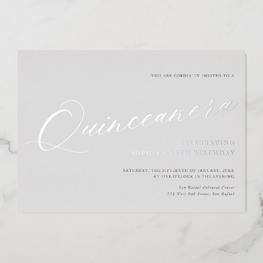 Graceful Script Quinceañera Birthday Party Silver Folie Uitnodiging (Voorkant)