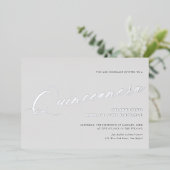 Graceful Script Quinceañera Birthday Party Silver Folie Uitnodiging (Staand Voorkant)