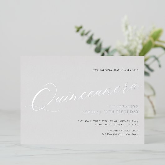 Graceful Script Quinceañera Birthday Party Silver Folie Uitnodiging (Staand Voorkant)