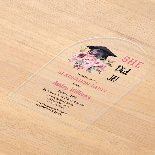 Grad Cap en roze bloemstuk Ze heeft het gedaan Gra Acryl Uitnodigingen (Laagn)