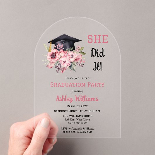 Grad Cap en roze bloemstuk Ze heeft het gedaan Gra Acryl Uitnodigingen (Insitu (Draagbaar))