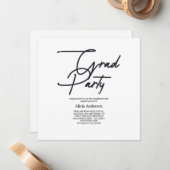 Grad Feest Uitnodiging | Hathama Script Zwart Wit (Voorkant / Achterkant in situ)