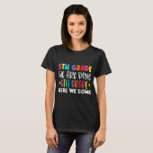 Grade Afstuderen 6e Grade Hier komen we T-shirt (Voorkant volledig)