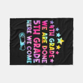 Grade Afstuderen Tie Dye 5e Grade Hier komen we Fleece Deken (Voorkant (Horizontaal))