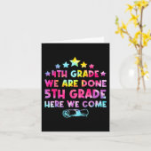 Grade Afstuderen Tie Dye 5e Grade Hier komen we Kaart (Gele Bloem)