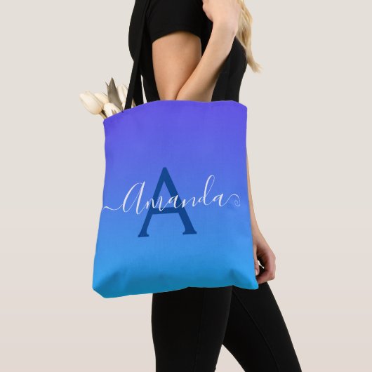 Gradiënt blauw elegant monogram en naam tote bag (Dichtbij)
